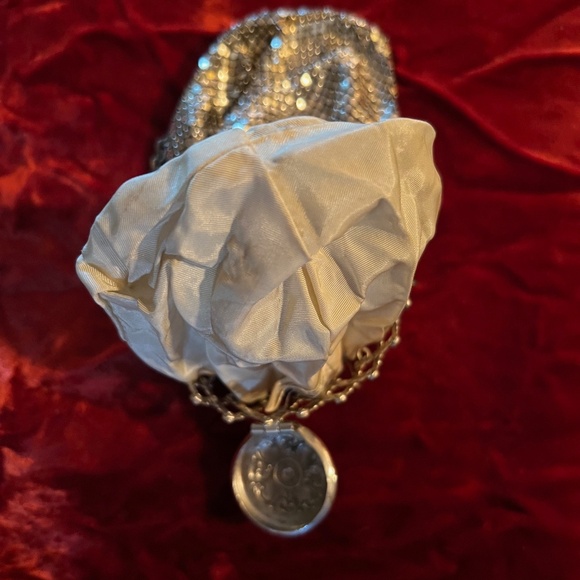 Whiting & Davis Silver Mesh Purse Beggars Purse--Expandable Gate Neck W/ Chain - Picture 4 of 6